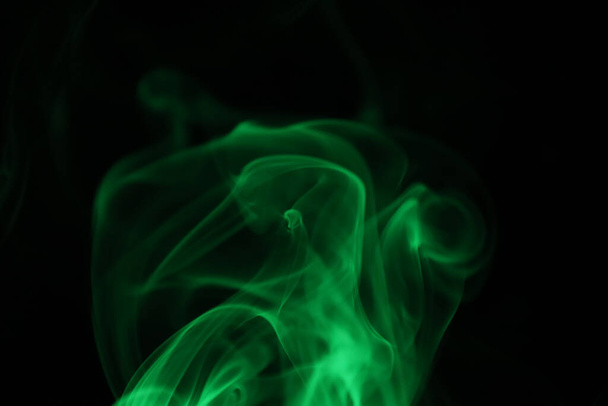 Grüne Linien, grüner Rauch auf dunklem Hintergrund, farbenfrohe Abstraktion, grüner Nebel, Minimalismus, Lichtlinie - Foto, Bild