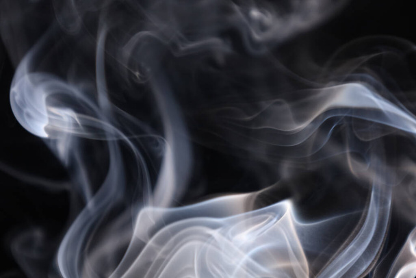 Humo blanco plateado sobre fondo oscuro, abstracto colorido, niebla blanca, fondo minimalista, formas de humo detalladas - Foto, Imagen