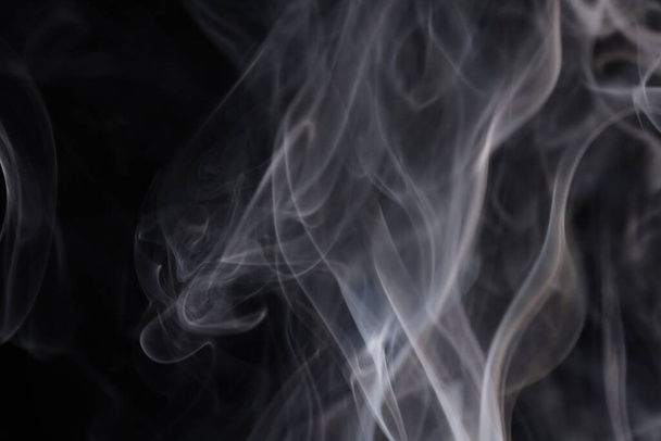 Fumée argentée blanche sur fond sombre, abstraite colorée, brouillard blanc, fond minimaliste, formes de fumée détaillées - Photo, image