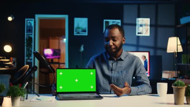 Tech-Internet-Star filmt Chroma Key Gaming Laptop Unboxing und gibt Gründe für den Kauf an. Influencer-Video fordert Zuschauer auf, Sponsoring-Partner-Notizbuch zu kaufen - Filmmaterial, Video