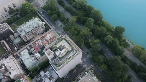 Felülről nézve a drága ingatlanüzletre Manhattanben, New Yorkban. Apartments facing green urban park in NYC 4K. Prestige luxus ingatlan az Ötödik sugárúton festői zöld Central Park kilátással - Felvétel, videó