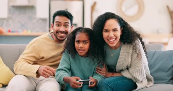 子供はビデオゲーム、両親との幸せ、家族のサポートでお祝いし、スポーツでの挑戦を獲得します。乾杯,自宅で男と女性と女の子と拍手,ゲームの競争の成果とコンソール. - 映像、動画