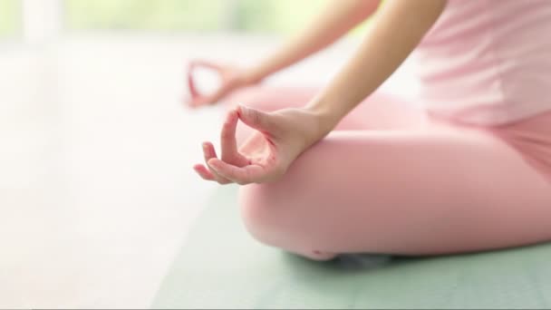 Yoga, meditação de lótus e mãos de mulher em casa para mindfulness, exercício ou treinamento. Pilates, fitness e pessoa com para zen, chakra e bem-estar para o exercício para o corpo saudável, calma e paz - Filmagem, Vídeo