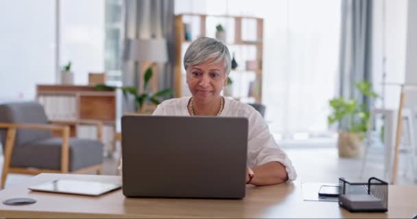 Werk op afstand van huis, glimlach en senior vrouw met een laptop, typen en project feedback. Vrouwelijke persoon, ondernemer en ondernemer met een pc, review en online lezen met e-mail en onderzoek. - Video