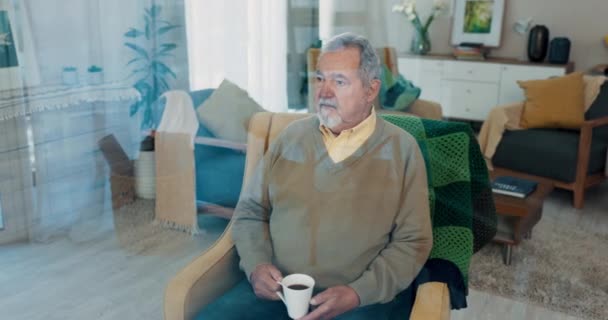 Pensando, uomo calmo e anziano su una sedia nel soggiorno della sua casa di pensionamento. Sognando, rilassarsi e tranquillo anziano uomo con un'idea, visione o brainstorming nel salone della sua casa - Filmati, video