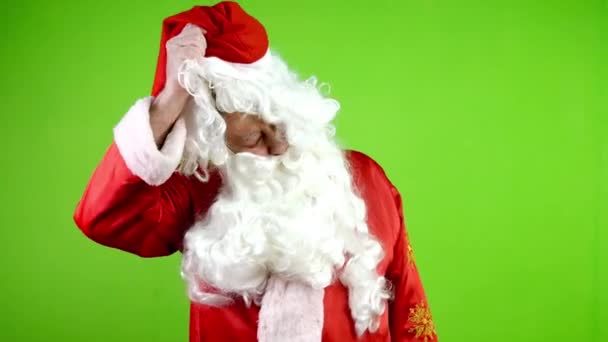 Unavený herec hrající Santa Clause si sundá falešné vousy, paruku a zapálí si cigaretu. Vánoce a Nový rok svátky v životech skutečných lidí. Zelená obrazovka. Klíč Chroma. - Záběry, video