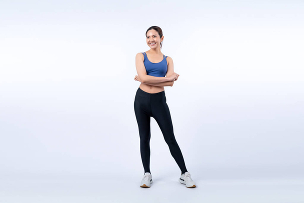 Ganzkörper asiatische Frau in Sportbekleidung Porträt, lächelnd und posiert fröhlich Geste. Workout-Training mit attraktiven Mädchen engagieren sich in ihrem Streben nach einem gesunden Lebensstil. Isolierter Hintergrund - Foto, Bild