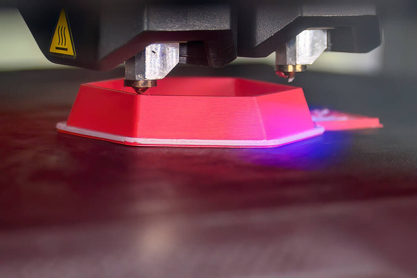 Primer plano escena la fabricación aditiva por la máquina de la impresora 3D. El proceso de fabricación de alta tecnología por método de prototipo rápido.  - Foto, Imagen