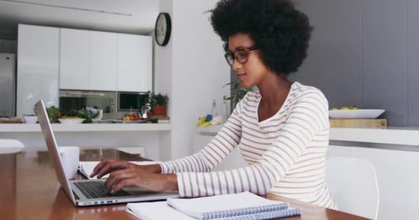 Πληκτρολογώντας, απομακρυσμένη εργασία και γυναίκα των επιχειρήσεων στο laptop ανάγνωση ηλεκτρονικού ταχυδρομείου, γράφοντας σε απευθείας σύνδεση πρόταση και έρευνα. Εργασία από το σπίτι, πολυάσχολη και αφρικανική εργαζόμενη στον υπολογιστή για την ιστοσελίδα, blogging και freelance. - Πλάνα, βίντεο