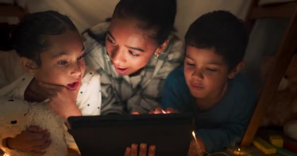 Komedie, tablet en moeder streamen kinderen in een tent huis lachen om internet video, show of film online 's nachts. Donker, digitaal en ouder ontspannen met kinderen kijken grappige app in de avond. - Video