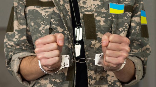 Украинский военный в наручниках. - Фото, изображение