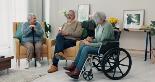 Rozhovor, smích a staří přátelé v obývacím pokoji jejich domova důchodců. Sbližování, diskuse a skupina seniorů se zdravotním postižením mluvit v salonku společně v domě - Záběry, video