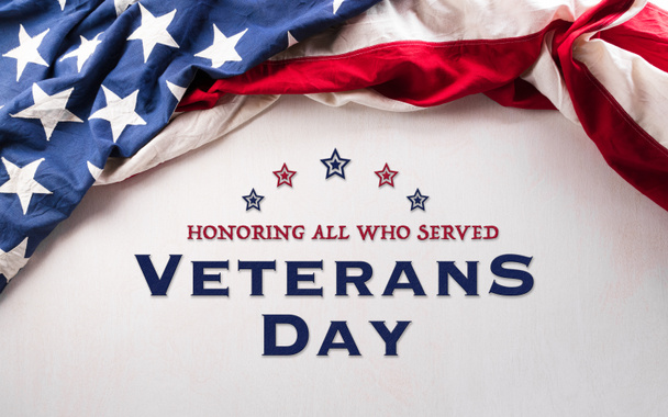 Happy Veterans Day Konzept. Amerikanische Flaggen und der Text vor weißem Hintergrund. 11. November. - Foto, Bild