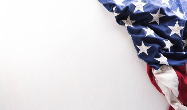Gaziler Günü konseptin kutlu olsun. Beyaz arka plana karşı Amerikan bayrakları. 11 Kasım. - Fotoğraf, Görsel