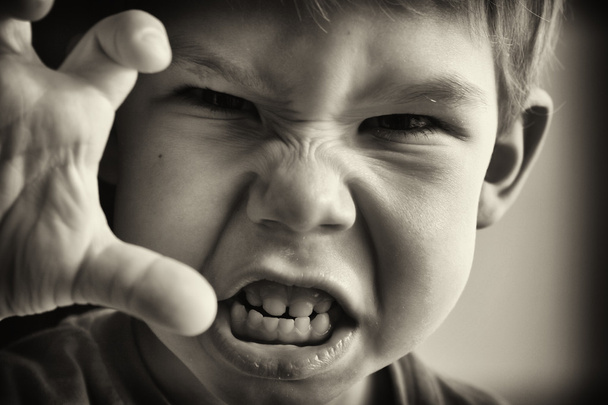 Un niño enfurecido
 - Foto, imagen