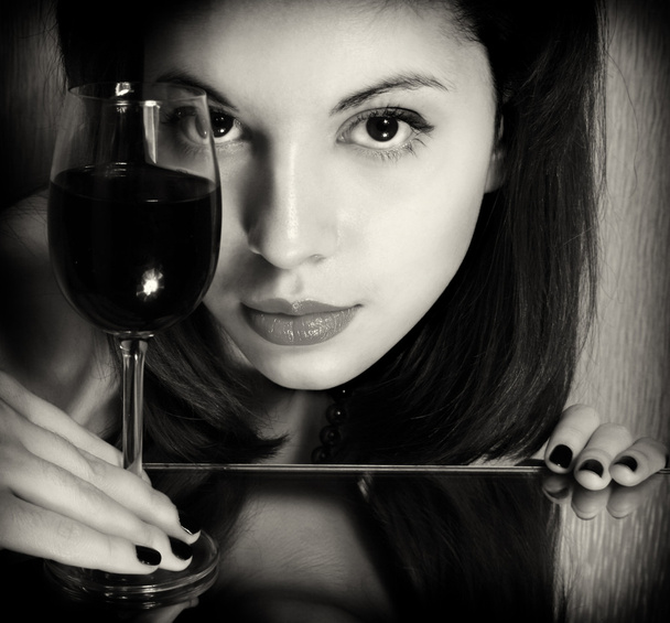 Mujer con vino tinto de vidrio
 - Foto, Imagen