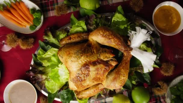 Dia de Ação de Graças com a Turquia e comida na mesa, tiro vertical - Filmagem, Vídeo