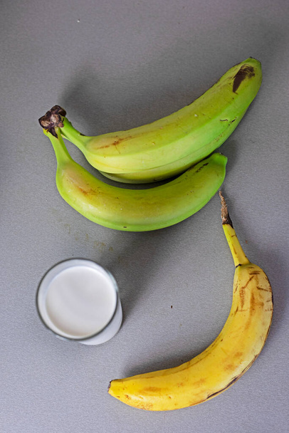 szklanka mleka bananowego obok bananów - Zdjęcie, obraz