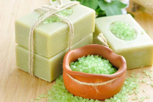 Natuurlijke handgemaakte zeep, en badzout voor aromatherapie - Foto, afbeelding
