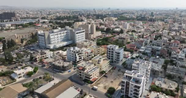 Vista aérea del paisaje urbano de Larnaca, Chipre. Arquitectura de la ciudad con casas y cuadras en el centro, caminos y calles. Imágenes de alta calidad 4k - Imágenes, Vídeo