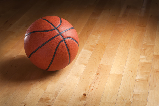 Μπάσκετ στο δικαστήριο πάτωμα σκληρού ξύλου με Φωτισμός σημείων - Φωτογραφία, εικόνα