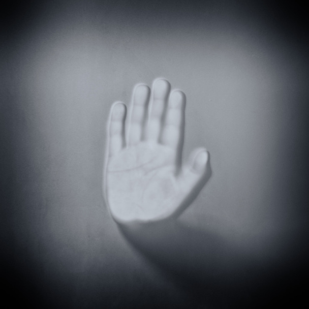 рука касаясь стекла
 - Фото, изображение