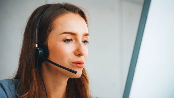 Geschäftsleute mit Headset arbeiten im Büro, um entfernte Kunden oder Kollegen zu unterstützen. Call Center, Telemarketing, Customer Support Agent bieten Service auf Telefon-Videokonferenzschaltung. Jivy - Foto, Bild