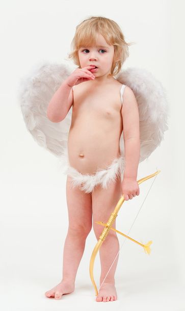 kleine engel met pijl en boog - Foto, afbeelding