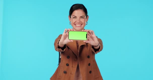Zöld képernyős telefon, bemutató és boldog nő show a mobil app mock up, elérhetőségek vagy márkahely. Portré, online média promo és stúdió személy szociális hálózati app kék háttér. - Felvétel, videó