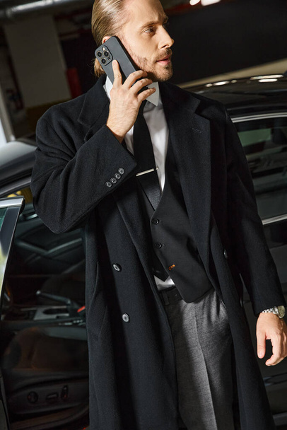 bell'uomo elegante con coda di cavallo e cravatta parlare per telefono sul parcheggio, concetto di business - Foto, immagini
