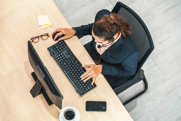 Pessoas de negócios usando headset shot de vista superior no escritório trabalhando com computador. Jivy... - Foto, Imagem
