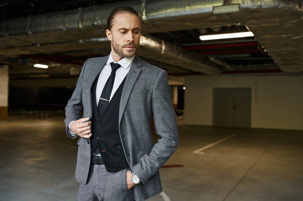 good looking elegant man in smart gray suit posing outside with hand in pocket, business concept - Foto, Imagem