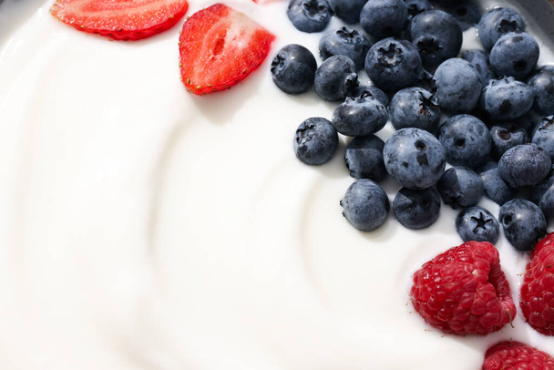 Kreikan jogurtti mustikoita ja mansikoita, lähikuva - Valokuva, kuva