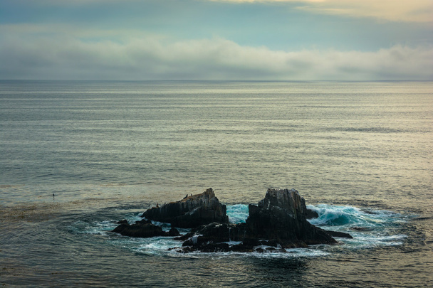 View of rocks in the Pacific Ocean, from Crescent Bay Point Park - Foto, immagini