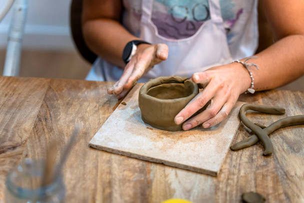 Warsztaty ceramiczne. Kobieta w średnim wieku pracuje nad nową ceramiką - Zdjęcie, obraz