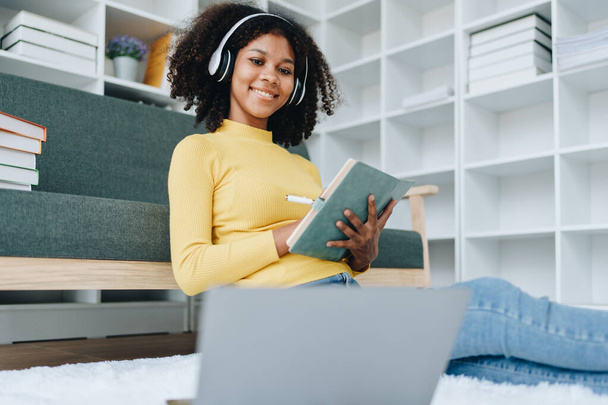 Videóhívás, afro-amerikai egyetem külföldi cserediákok tanulni online laptop számítógépen, és használja notebook tanulni angol nyelvi osztály Program nemzetközi szakemberek otthon. - Fotó, kép
