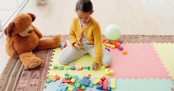 幼稚園で問題解決のスキルを 考えたり開発したり 床にブロックやパズルを作ったり。 教育のための若い子供,おもちゃやアイデア,学習の進歩に焦点を当てる. - 映像、動画