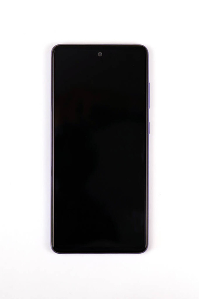 KYIV, UCRANIA - 4 MAY, 2023: Samsung Galaxy A72 teléfono inteligente Android con panel de pantalla grande y puerto de tipo c - Foto, Imagen