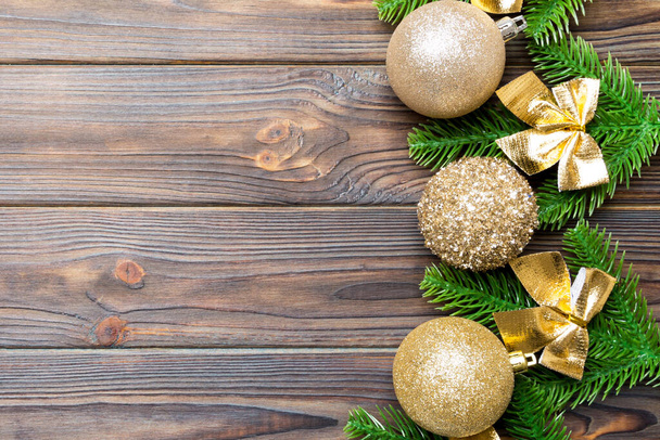 木製の背景にお祝いのボール、モミの木やクリスマスの装飾のセット。コピースペース付きの新年の装飾コンセプトのトップビュー. - 写真・画像