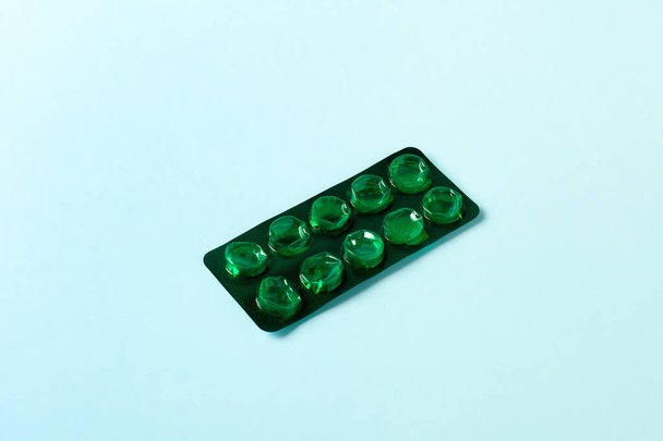 lege blisterverpakking met pillen op blauwe achtergrond. gezondheidszorg en geneeskundeconcept - Foto, afbeelding