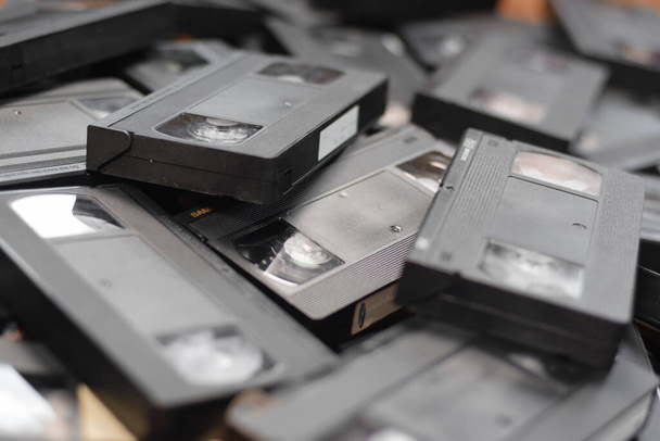 KIEW, UKRAINE - 4. Mai 2023: Videokassette auf farbigem Hintergrund, VHS, Kassette. Unordentlicher Stapel von VHS-Kassetten. Video Home System Kassetten - Foto, Bild
