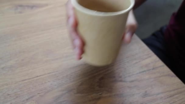 Fekete kávé fa asztalon kávézóban kávézó, stock footage - Felvétel, videó