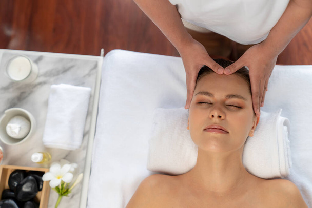 Panorama widok z góry kobiety korzystających relaksujący antystresowy masaż głowy i rozpieszczające piękno twarzy rekreacji skóry w dayspa nowoczesne światło ambient w luksusowym ośrodku lub hotelowym salonie spa. Cichy zapach - Zdjęcie, obraz