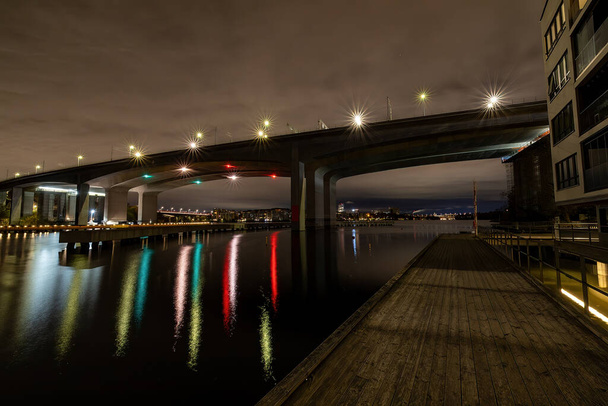 Stockholm, Svédország A kilátás a Grondalsbron, vagy Grondal híd éjjel. - Fotó, kép