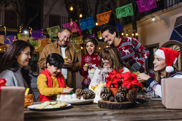 Posada mexicaine, famille hispanique Chantez des chants de Noël au Mexique Amérique latine - Photo, image
