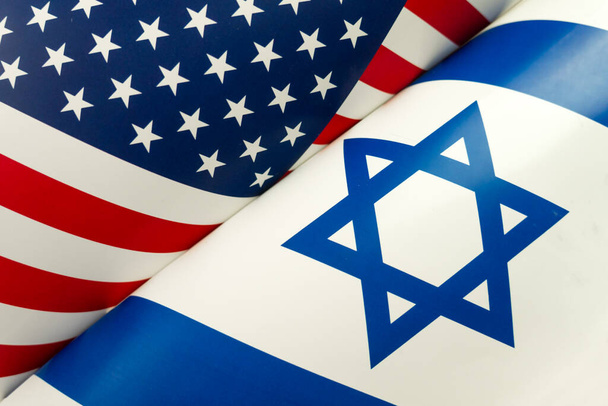 ΗΠΑ Ισραήλ. Φωτογραφία αμερικανική σημαία και Σημαία του Ισραήλ μεταφέρει την εταιρική σχέση μεταξύ δύο κρατών μέσω των κύριων συμβόλων αυτών των χωρών - Φωτογραφία, εικόνα