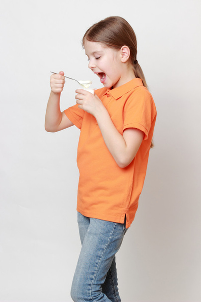 Criança sobre tema de comida
 - Foto, Imagem