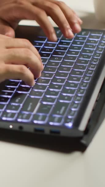 Vertikální video Close up shot of businessman using laptop in office to write emails. Zadávání zaměstnanců na klávesnici notepadu, skládání dokumentů za účelem doručení dokončených projektových dokumentů - Záběry, video