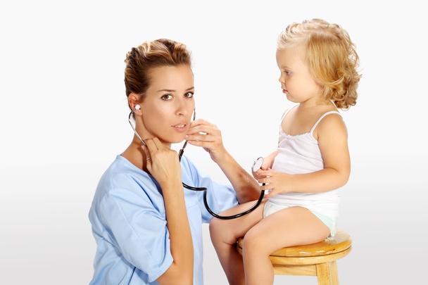 Doctor examining   girl - Фото, изображение