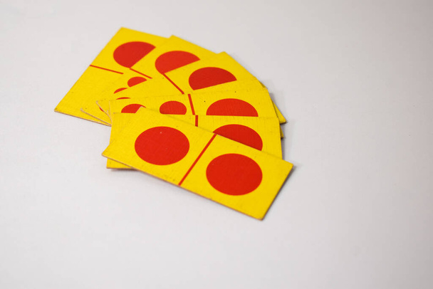 ντόμινο παίζει χαρτιά απομονωμένο λευκό φόντο, κίτρινο κόκκινο ντόμινο κάρτες - Φωτογραφία, εικόνα